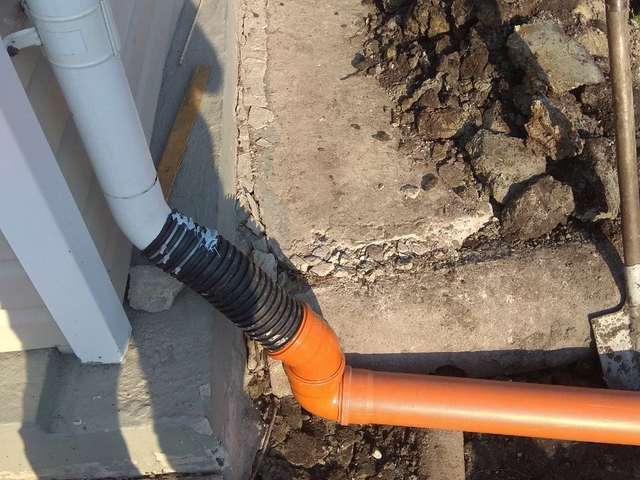 Водосток кровли заведён в ливневую канализацию